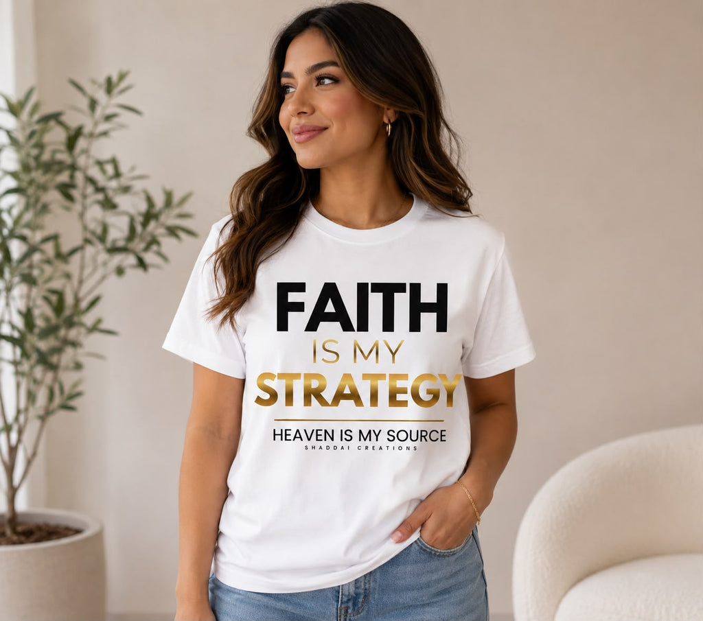Camiseta Cristiana “Faith Is My Strategy” – Blanca