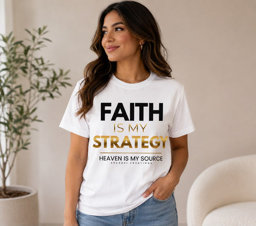 Camiseta Cristiana “Faith Is My Strategy” – Blanca